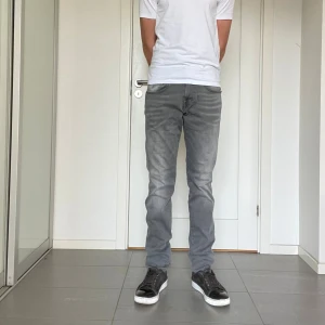 Replay Anbass Hyperflex Jeans  - Säljer nu dessa Replay Anbass Hyperflex Jeans som är i bra skick borsett ifrån det är en slitning i skrevet som börjar bli ett mininmalt hål, W31 o L34, skriv för fler bilder/frågor🙌🏼