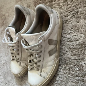 Vita Veja skor! - Vita Veja skor i strl 42-43 skorna är använda några gånger men inga defekter.