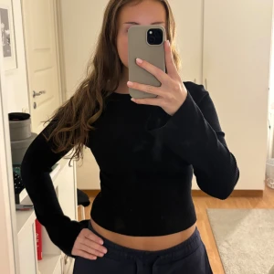 Svart open-back topp - Superfin, svart, ribbad open-back topp med utsvängda armar från HM i storleken XS. Använd någon gång men inga defekter💞