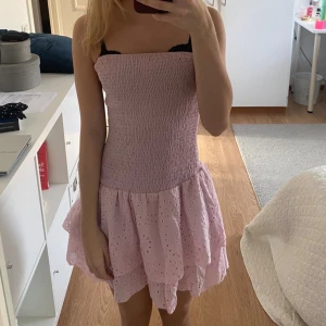 Ljusrosa volangklänning - Supersöt ljusrosa volangklänning, i storleken XS, inga defekter💞