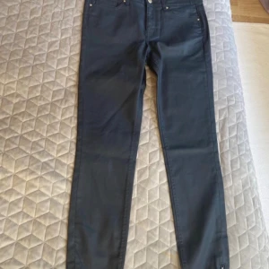 Mörkblå slim byxor från Zara Woman - Snygga mörkblå byxor från Zara Woman med slim passform och klassisk femficksdesign. Byxorna är i ett mjukt bomullsmaterial med lite stretch och har medelhög midja. Perfekta till en trendig vardagslook.storlek M. Helt nya oanvända.