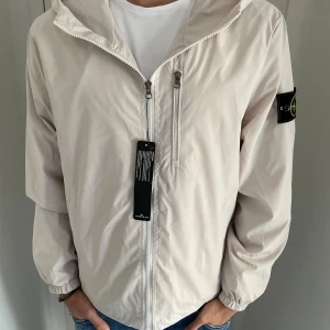 Stine island windbreaker - Sprillans ny Stone island windbreaker! Nyskick, storlek S/M! Vid minsta fundering kontakta oss ✔️