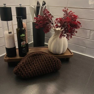 Brun clutchväska - Säljer en brun Clutch bag som jag själv virkat 