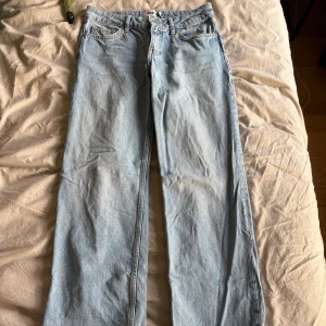 Jeans  - Säljer mina populära jeans i modellen low rider från lager 157.  De är i storlek S, knappt använda!