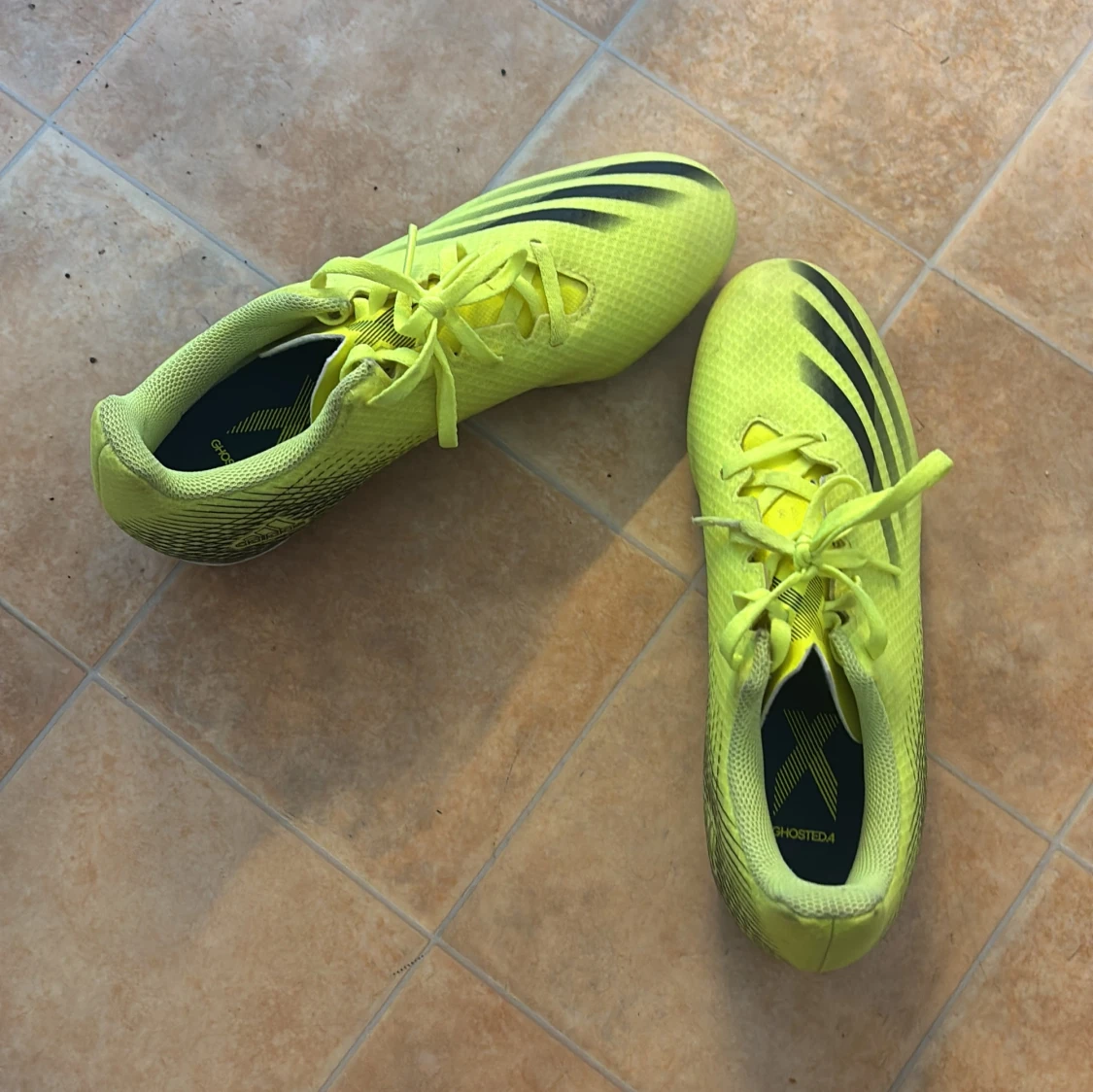 Adidas X Ghosted.4 gula fotbollsskor