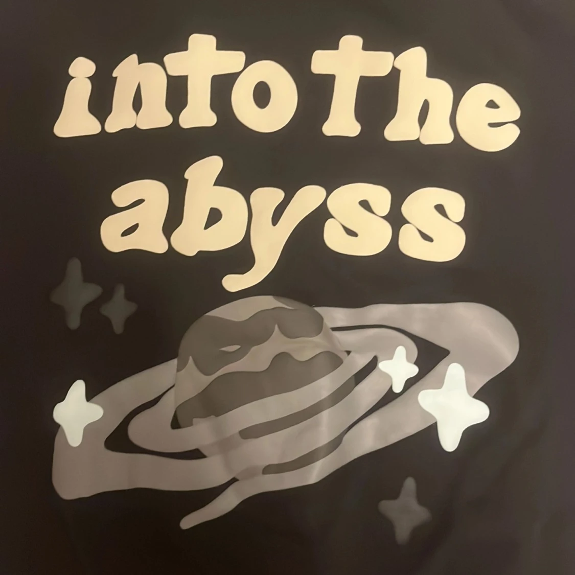 Svart hoodie från Broken Planet med tryck - 92