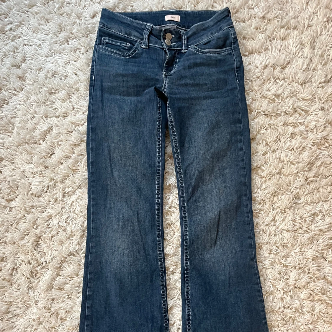 Blå bootcut jeans med broderade fickor - 2