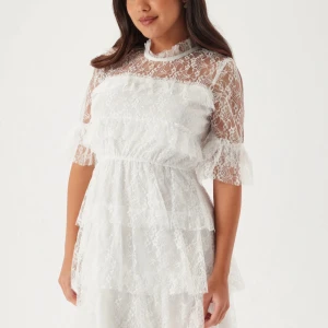 Frill lace dress - Endast använd i 2 h, är som ny!