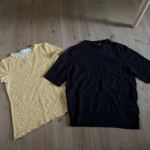 Gul blommig topp & svart t-shirt - Två pack toppar säljes