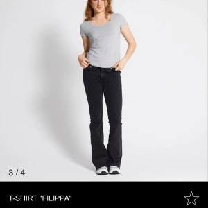 Grå t-shirt från 157, XS - En basic ljusgrå t-shirt från 157 i storlek XS. Modellen är figurnära med rund halsringning och korta ärmar. Tillverkad i mjuk bomullsblandning med lite stretch för extra komfort. Perfekt att matcha med jeans eller kjol. Aldrig använt!