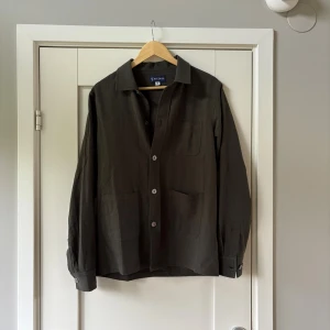 Mörkgrön overshirt  - Mörkgrön overshirt från S&T Studios. Helt sprillans ny med tags. Nypris 1895kr. Storlek S passar även M.