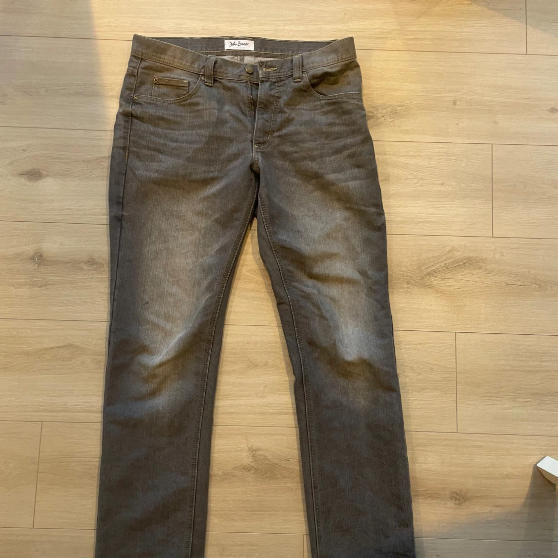 Grå jeansbyxor från John Baner