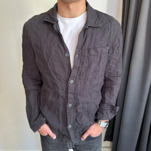 Overshirt linne - Overshirt i linne från massimo dutti. Storlek Small men passar mer som en medium. Gott skick!