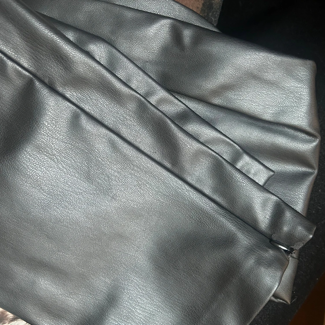 Svarta skinnbyxor med slits från Zara - 4