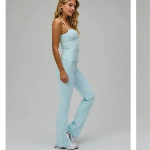 Ljusblå utsvängda tights exercere - Säljer dessa yogapants i så fin färg från exercere som jag aldrig använt