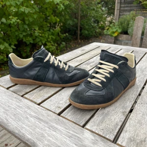 Maison Margiela - Säljer mina Maison Margiela nu till vintern då jag inte längre använder dem. Storlek 42,5 i herr. Skicket är bra, väl omhändertagna. Original låda och dustbags medföljer. Skriv vid funderingar, kom gärna med bud och byten!