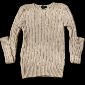 rosa stickad/flätad tröja från ralph lauren! - säljer en super snygg ralph lauren tröja! tyckte dock att tröjan inte såg lika rosa ut på bilderna som den gör i verkligheten men man för höra av sig om man vill ha fler bilder! som man kan se på bild 3 har den ett ytterst litet hål på höger axel annars bra skick! pris kan diskuteras men nypriset är 1 500 ungefär!❤️