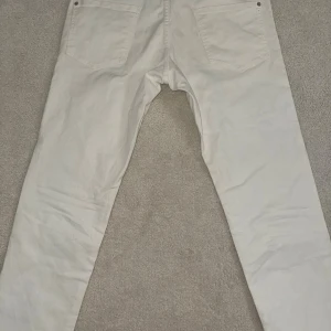 Äkta vita dsq jeans - Hej, säljer mina oanvända dsq2 jeans, de är i nyskick och är jätte fina. Priser är absolut ej hugget i sten. Det är bara att skriva för frågor.