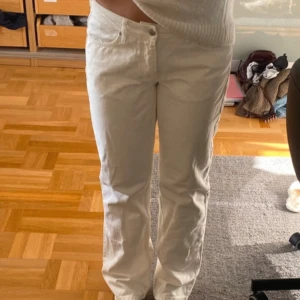 Vita lågmidjade jeans - Assnygga vita jeans med raka ben och baggy passform! Passar s-m. OBS!⚠️⚠️Är inte mina bilder utan från tidigare säljare⚠️⚠️ Aldrig använt. Skriv gärna innan du köper!💕💞