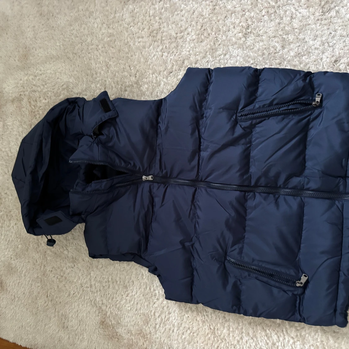 Mörkblå dunväst med huva - 2