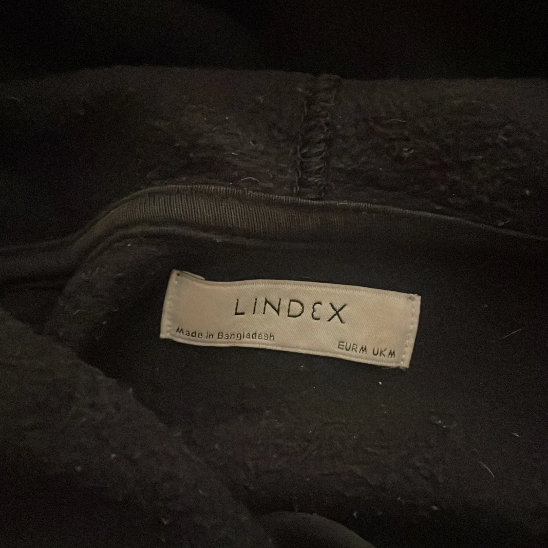 Svart hoodie från Lindex med huva - 3