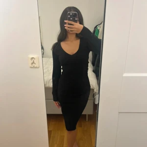 Stickad klänning - Jag säljer min v-ringade stickade klänning som knappt kommit till användning. Otroligt skön i material och sitter väldigt figurnära. Den är i stretch.