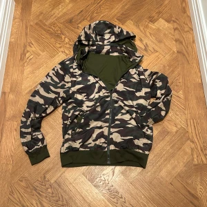 Windbreaker  - En riktigt snygg camo jacka. Den är i ett strålande skick. Modellen på bilden är 187 cm och väger 84 kg