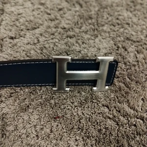 Mörkblå bälte  - Skriv för mer info