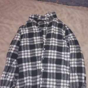 H&M - Jag köpte det här från H,m och kostade 400kr men var för liten för mig därför ska jag sälja den 