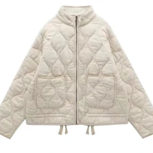 Beige quiltad pufferjacka med dragkedja - Stilren beige pufferjacka med quiltat mönster och två stora fickor framtill. Jackan har hög krage, dragkedja och snörning nertill för extra passform. Perfekt för kyliga dagar och enkel att matcha med olika outfits.