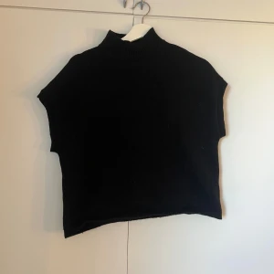 Svart stickad topp - Så snygg svart stickad topp!