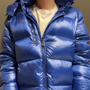 Polo Ralph Lauren dunjacka  - Helt ny köpt i sommar på Ralph Lauren butiken och är använd fåtal gånger ungefär i 2 veckor! Pris kan diskuteras!OBS jackan går inte att köpa längre i butik🤝