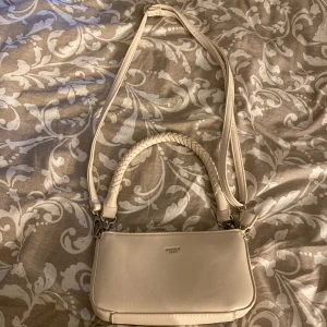 ULRIKA SWEDEN väska - En beige väska som aldrig är använd. Man kan byta vilken axelräm rep man vill ha på den. Köpt för 400kr. Helt ny i skick 