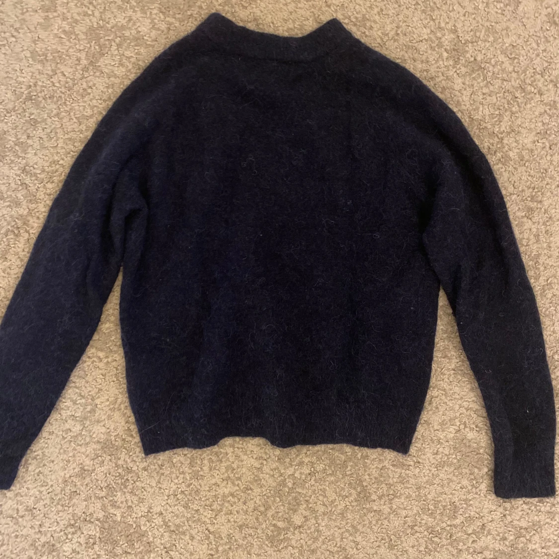 Mörkblå stickad tröja - 1