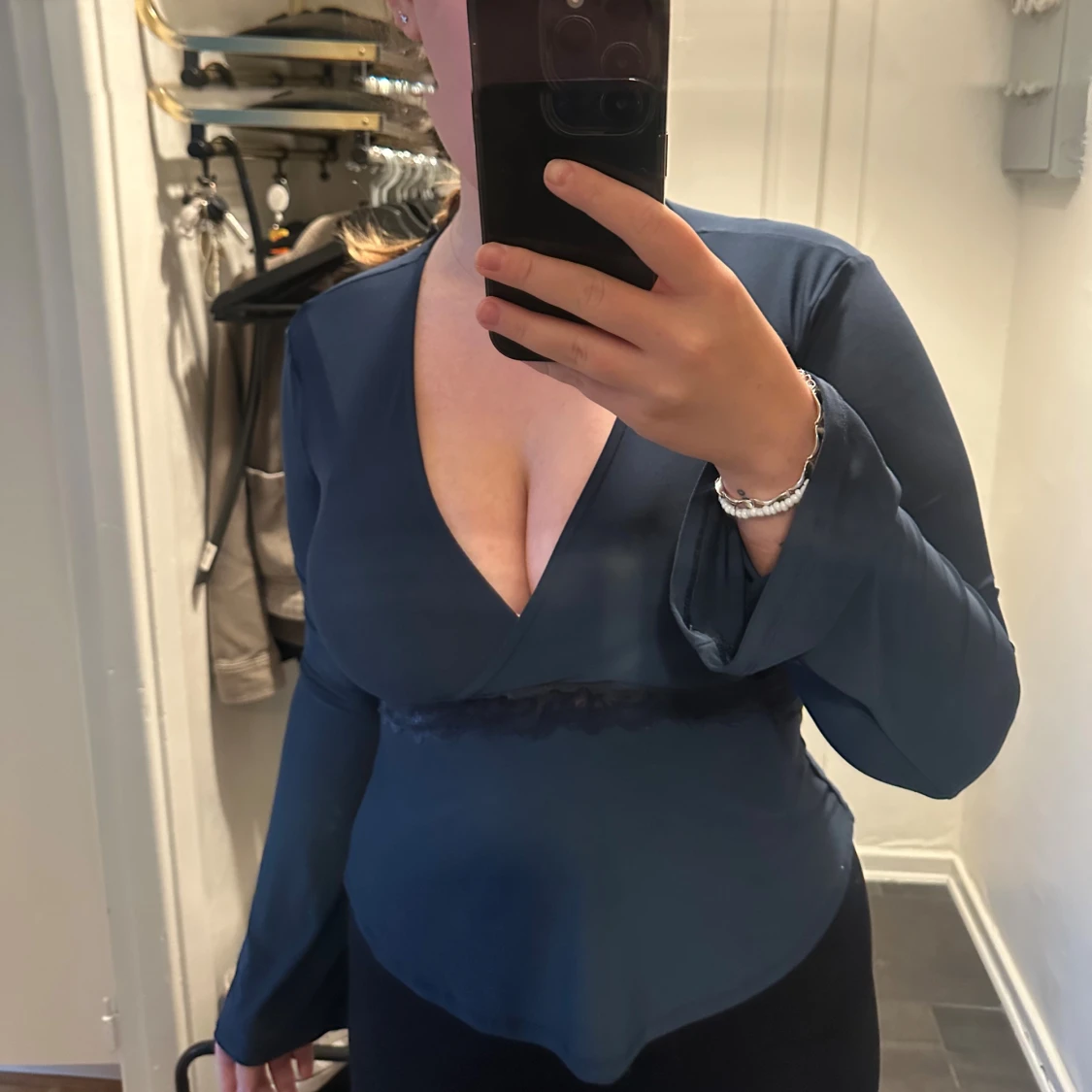 Mörkblå omlottopp med spetsdetalj