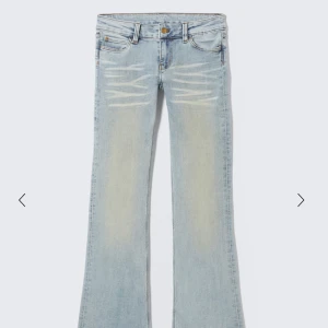 Ljusblå bootcut jeans Weekday - Snygga ljusblå boltcut jeans från Weekday strl 28/32. Passar mig bra som är 169! Endast använda fåtal gånger så är i bra skick. Skriv vid frågor💕