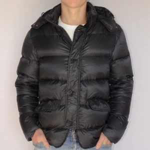 Herno vinterjacka  - HERNO VINTERJACKA  Storlek : IT52  Passform : Mindre, som M  Användning : Jackan är i ett fint skick men förekommer små "prickar" (EJ HÅL), syns knappt  Nypris : Cirka 7000SEK  Modellen på bilen är 182CM och väger 76KG