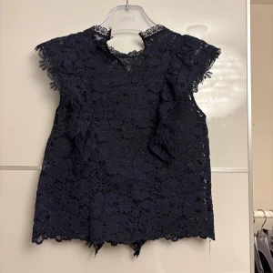 Mörkblå spets topp - Snygg spetstopp från Zara i storlek xs⭐️❣️