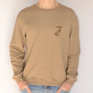 Jacob Cohën sweatshirt  - JACOB COHËN SWEATSHIRT  Storlek : S  Passform : Större, som M  Användning : Tröjan är i ett väldigt fint skick utan defekter  Nypris : Cirka 3000SEK  Modellen på bilen är 182CM och väger 76KG