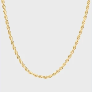 Thin Rope Chain Necklace muli collection  - Snygg och stilren halskedja i guldfärg  Tillverkat av 18k guld/silver pläterad mässing med tvinnad design. Kedjan är tunn och ligger nära halsen, perfekt för att ge en elegant touch till din outfit. Passar både till skjorta och t-shirt och är enkel att matcha med andra smycken. Halsband från Muli Collection Tvistad modell Längd 40cm