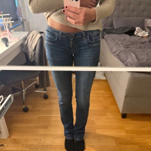 Ltb valerie - Säljer ett par blå jeans med bootcut och normal passform. Har små ”skavanker” på baksidan. Vet inte var de kommer ifrån, de är använda få gånger. De är inga hål men det syns ändå och därav priset. Storlek w27/l36