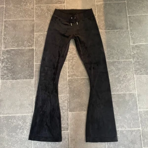Juicy Couture byxor bootcut - Svarta Juicy Couture byxor i storlek XS. Har en låg/ medelhög midja och bootcut passform. Använda fåtal gånger så i fint skick. 