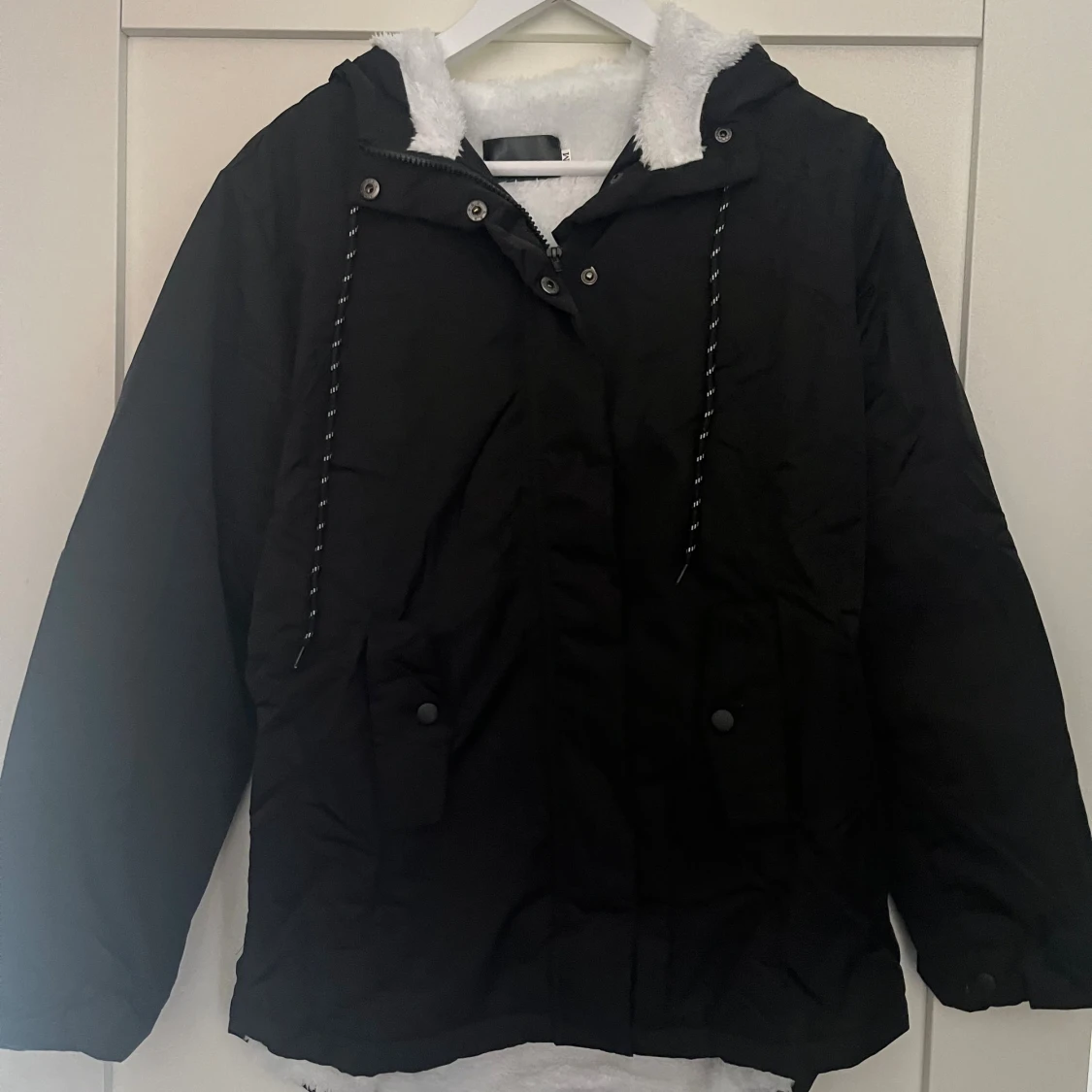 Svart parkajacka med fuskpälsfoder - 2