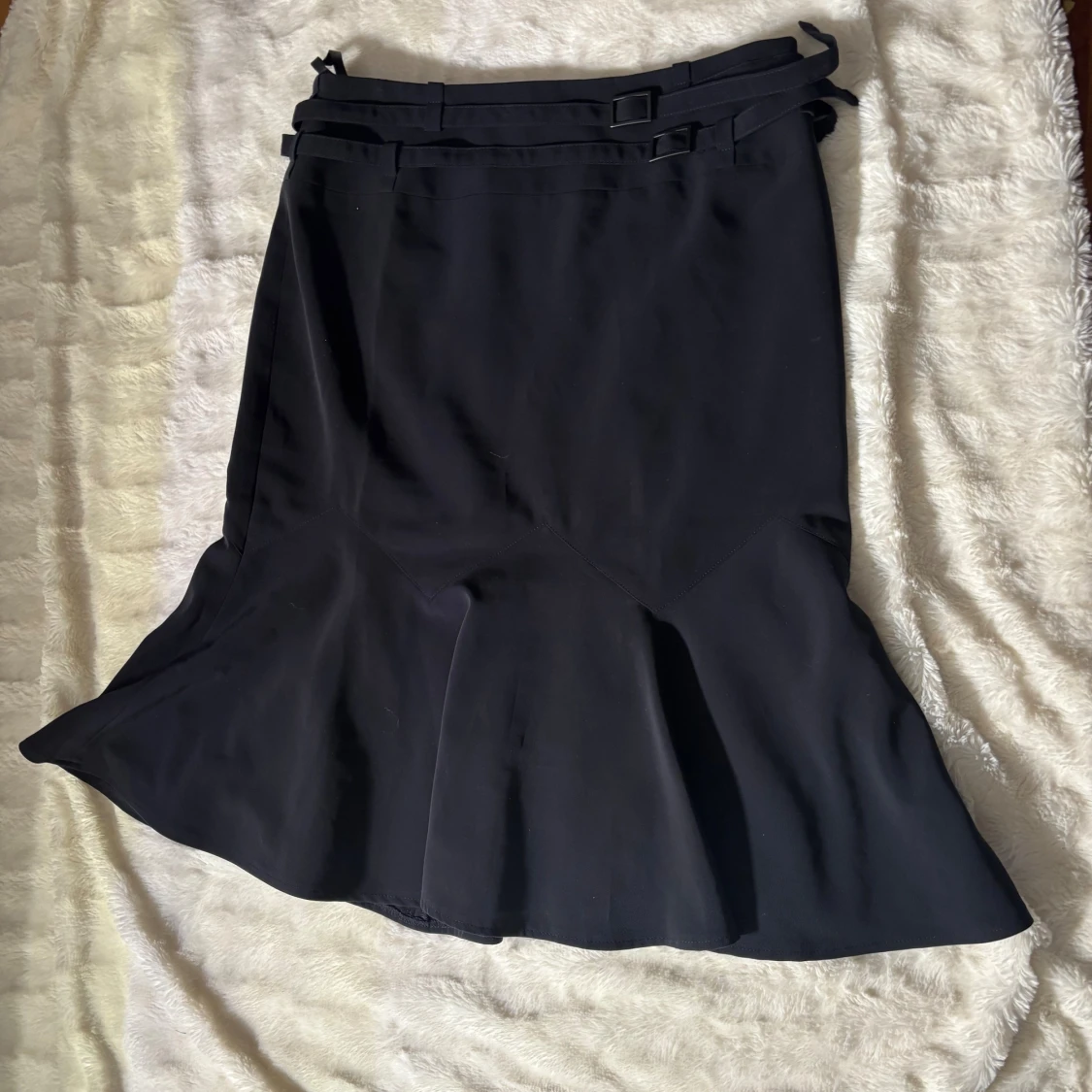 Mörkblå kjol med spännen från Orwell