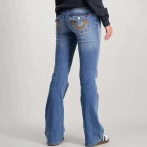 True religion jeans blåa - Säljer blåa true religon jeans, dem är lågmidjade i stl 25💗