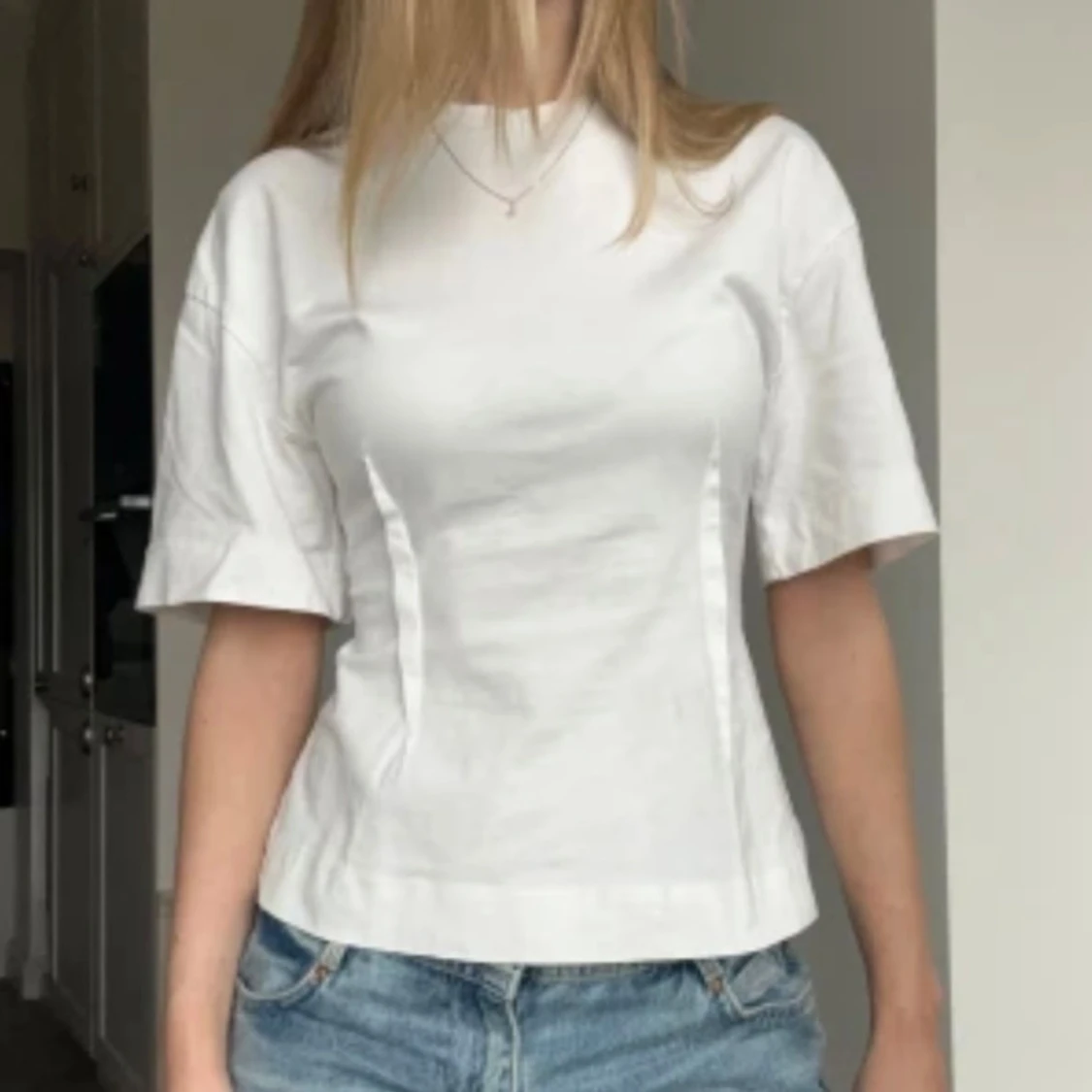 Vit kortärmad t-shirt med figursydd passform - 1