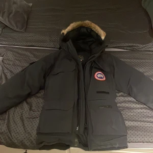 Canada goose expedition jacka - Säljer nu min Canada goose expedition jacka eftersom jag är sugen på något annat! Skitbra jacka för att hålla dig varm i även de värst oväder! Jättefint skick! Original pris runt 20 000kr mitt pris 3999kr Skickar så snabbt som möjligt och alla bud är välkomna! Vid funderingar är det bara att skriva!