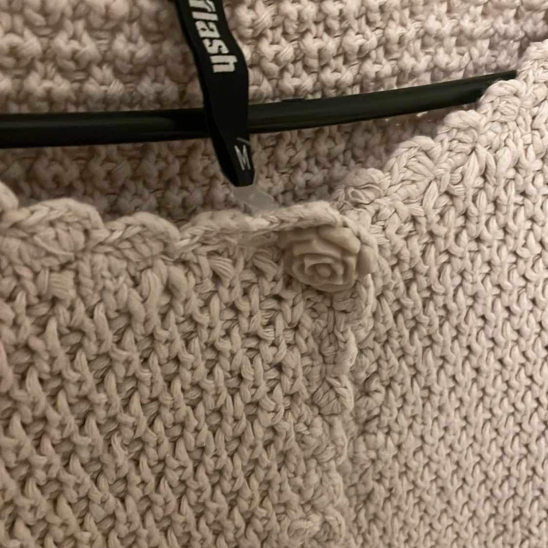 Beige stickad kofta med blomknapp - 2