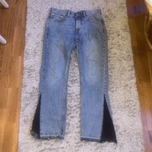 ljusBlå flared jeans - Jeans från lager 157 som jag har sytt till flared jeans med mörkblåa detaljer. Jättefina jeans. Storlek 30/30