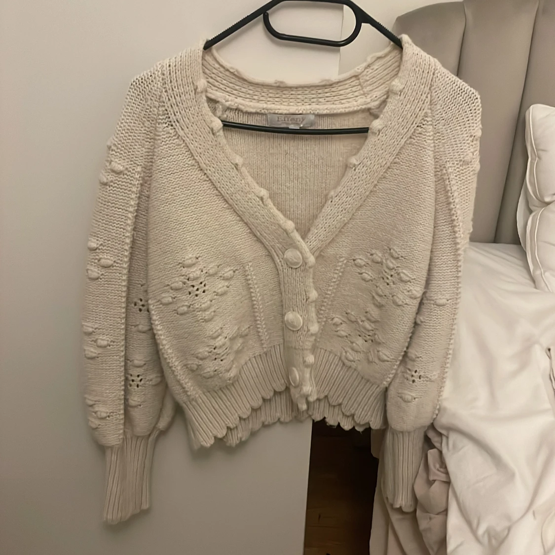 Beige stickad kofta med knappar från Effenty